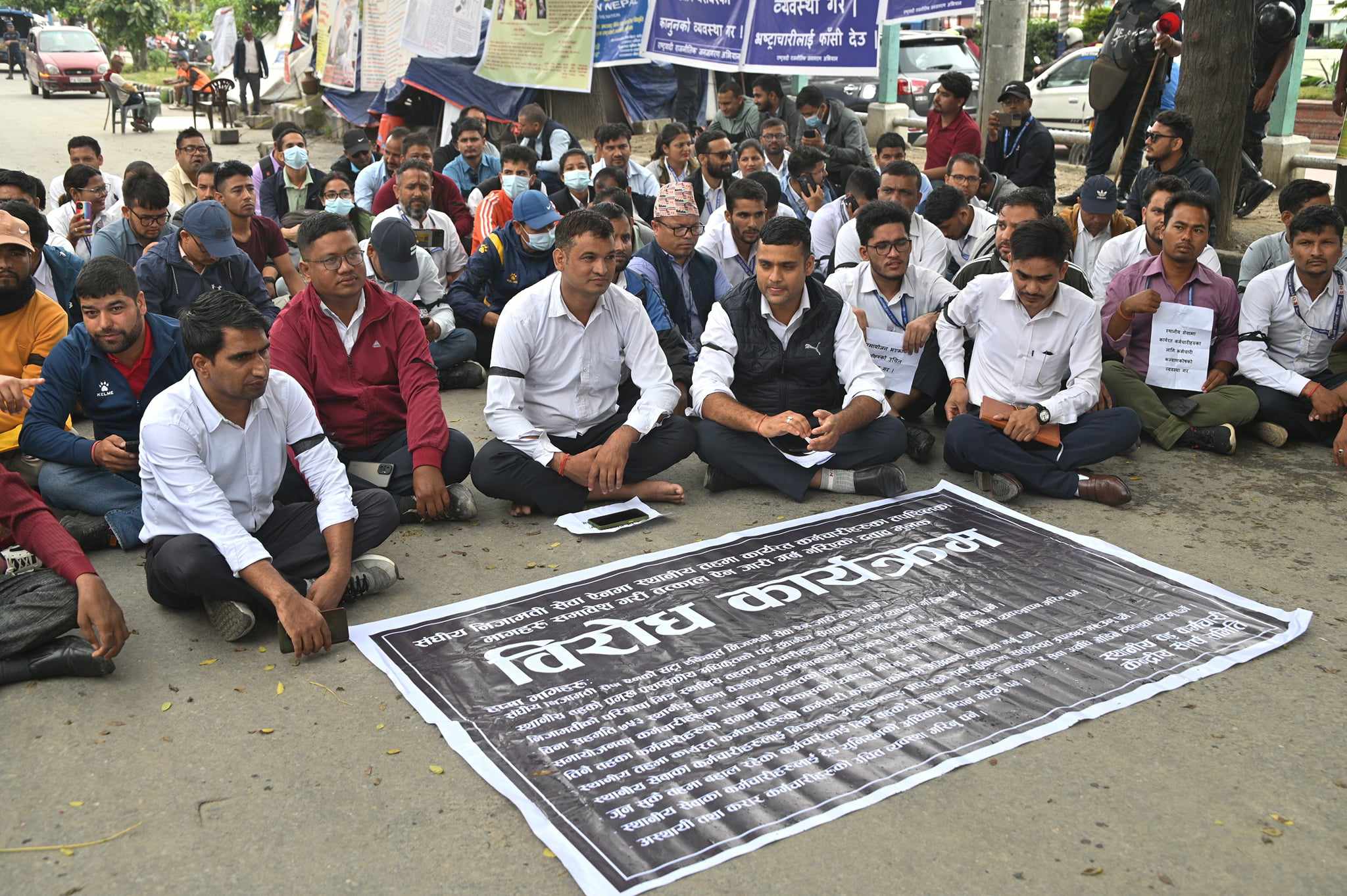 निजामती सेवा विधेयकको विरोधमा सडकमा उत्रिए स्थानीय तहका कर्मचारी (फोटो फिचर) 